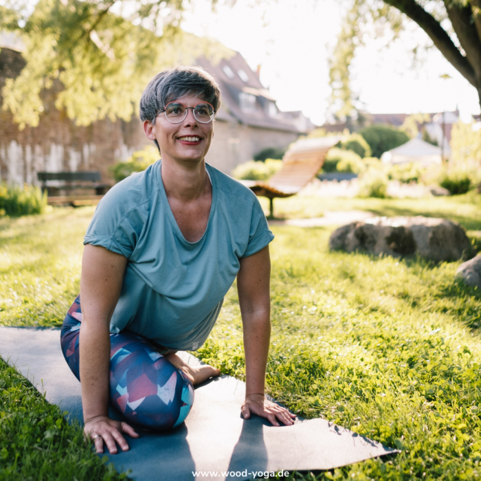 Video: Yoga bei Zyklusbeschwerden wie Schmerzen im unteren Rücken, Nacken, Schulter